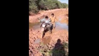 Inundaciones en Salta: así intentan llegar a la escuela de El Traslado sus maestros