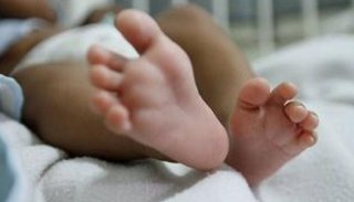 Un bebé fue encontrado en un basural