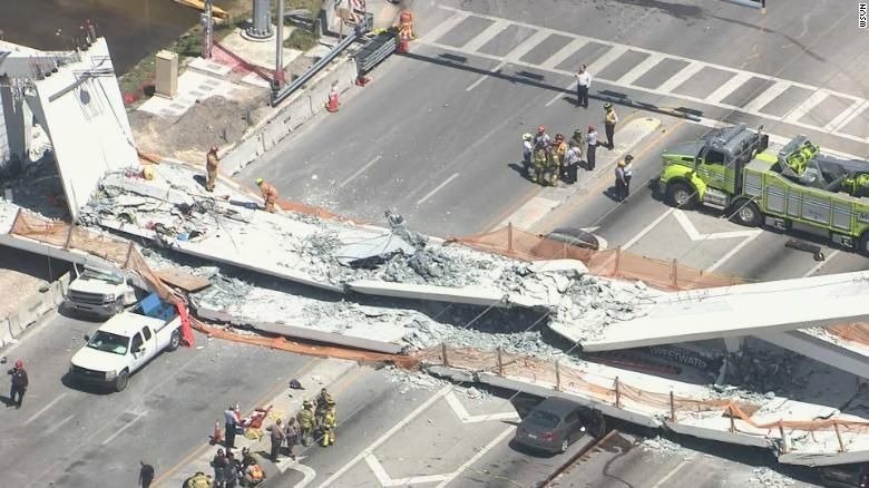 Varias personas mueren tras colapso de puente peatonal en universidad de Florida Varias personas mueren tras colapso de puente peatonal en universidad de Florida