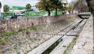 Un policía murió al caer en el canal de calle Esteco