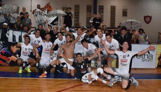 En el duelo de cuervos, Central perdió pero avanzó