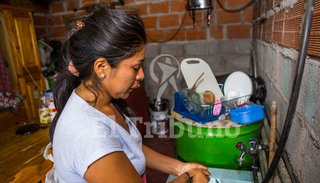 Su padre la echó y con 11 años vive a la orilla del río junto a su madre