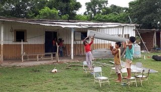 En Pichanal toman agua de las canaletas
