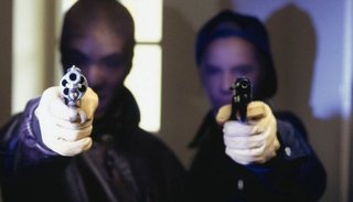 Se vistieron de policías y asaltaron un geriátrico