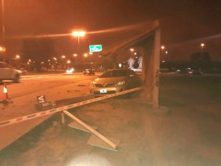 Un Toyota se estrelló contra la parada de colectivos de la rotonda de Limache