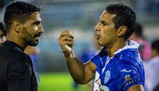 Una riña en el vestuario pone tenso el clima en Gimnasia y Tiro
