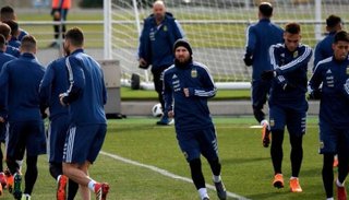 Messi se entrenó y podría jugar un tiempo contra España