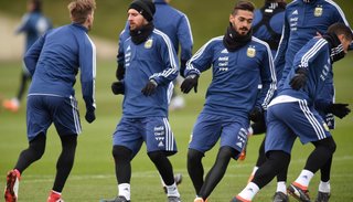 Messi está en duda en la prueba que tendrá Argentina hoy frente a España