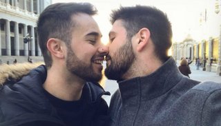 Instagram eliminó una foto de una pareja gay por considerarla "inapropiada"