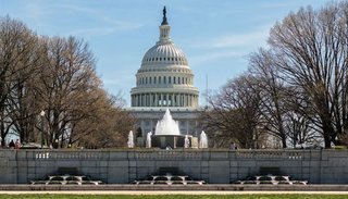 Facebook está contratando más lobbistas en Washington mientras continúa el escándalo