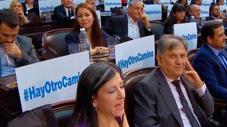 "#HayOtroCamino", el cartel que cubrió a un tercio de la bancada en Diputados