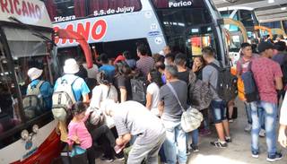 Los carnavaleros "coparon" la Terminal de Ómnibus capitalina