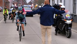 Frenaron una carrera porque iban ganando las mujeres