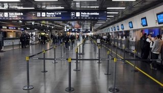 Se quería ir de vacaciones a EEUU pero como debía $200.000 de cuota alimentaria no lo dejaron viajar