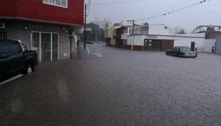 Video. Intensa lluvia provocó calles y viviendas inundadas