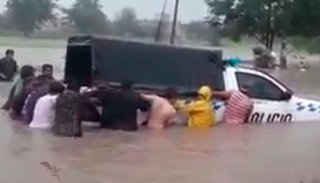 Video: Vecinos de Alberdi socorrieron a un móvil de la Policía de Jujuy