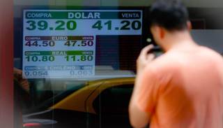El dólar abrió la semana bajando casi 50 centavos