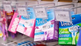 El impuesto rosa pesa en productos de higiene y útiles escolares