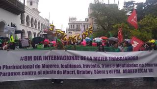 En medio de la lluvia, salteñas dijeron presente y se sumaron a la marcha por el 8M