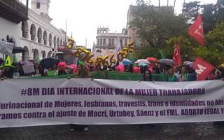 EN VIVO: en medio de la lluvia, salteñas dicen presente y se suman a la marcha por el 8M 