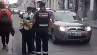 Atropelló a un agente de Tránsito