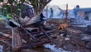 Encerró a la hija de su pareja y prendió fuego al rancho