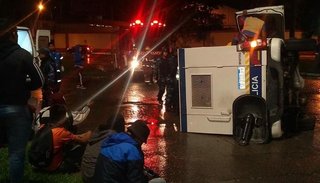Un móvil de la policía volcó sobre avenida Paraguay