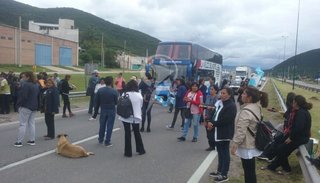 Docentes cortan el ingreso a Salta