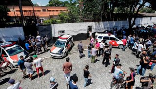 Brutal masacre en una escuela dejó 10 muertos