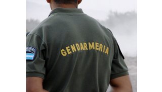 Un gendarme armado entró en una casa e intentó violar a madre e hija