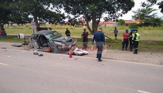 Video: Dos personas heridas, tras chocar con un cartel y con un árbol