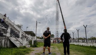 Central Norte colocó la primera torrre para iluminar su cancha