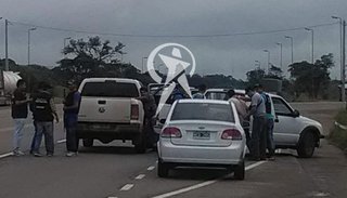 Dos vehículos evadieron un control en el sur