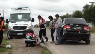 Violenta colisión entre un automóvil y una camioneta
