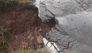 Circular con precaución por colectora de ruta 66 en Alto Comedero
