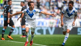 Vélez derrotó al decano y se afianza en puestos de copas