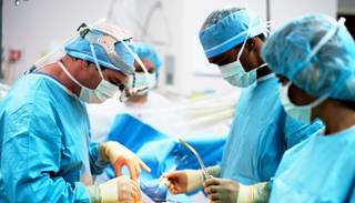 Se confundieron de paciente y le sacaron el intestino