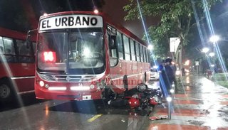 Un joven muerto y dos heridos luego de chocar con sus motos de frente contra colectivo