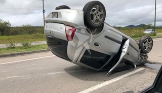Vuelco en la avenida Perón camino a San Lorenzo