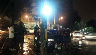 Giró en lugar no permitido y provocó un choque