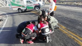 Una pareja grave tras impactar contra un micro