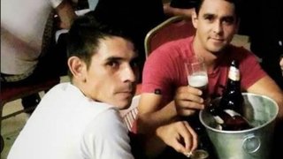 Sorprendió a su novia en la cama con un amigo y todo terminó de la peor manera