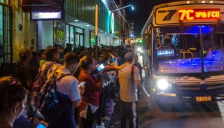 Otra noche sin colectivos y crece el malestar de los usuarios de Saeta