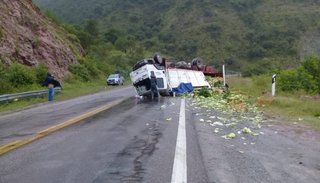 Increíble vuelco de un camión en el paraje Corte Azul