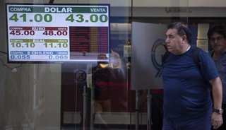 El desplome de las monedas emergentes presionó al dólar: saltó 2% y rozó los $43