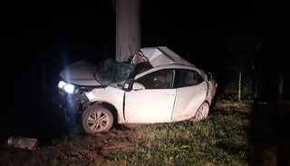 Accidente fatal: una mujer se estrelló con su automóvil contra una torre de concreto