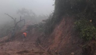 Se desmoronó un cerro y tapó la ruta 83