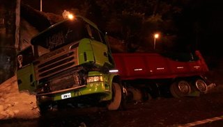 Perdió el control de su camión y casi se estrella con un puente