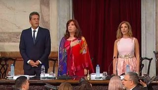 Cristina Fernández abrió la Asamblea Legislativa y saludó a la militancia en la calle