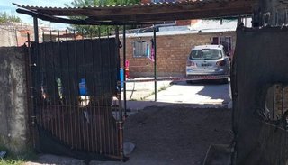 Una mamá salía del garaje, atropelló accidentalmente a sus tres hijos y mató a la más chica